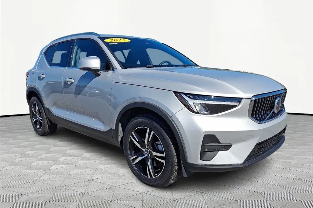 2025 Volvo XC40 Core photo 1
