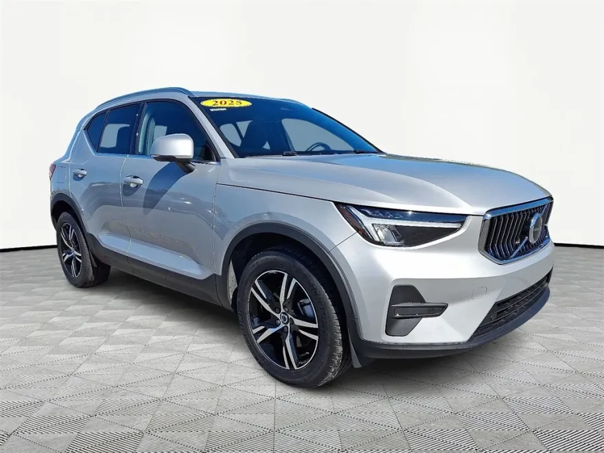 2025 Volvo XC40 Core photo 1