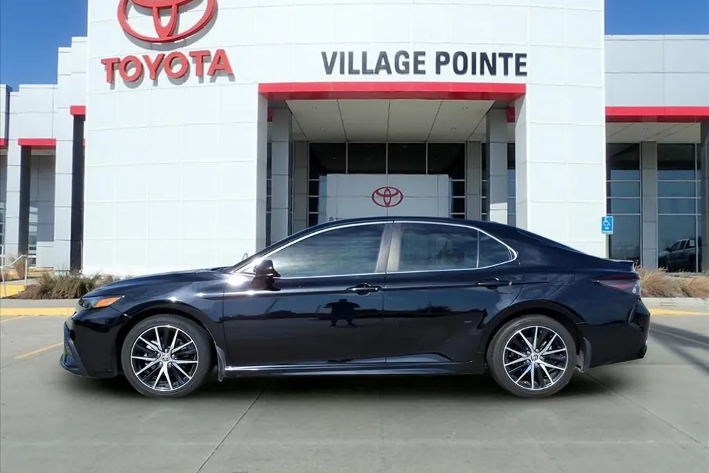 2021 Toyota Camry SE photo 1