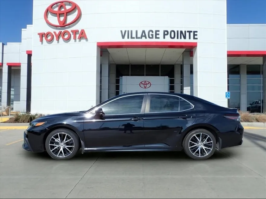 2021 Toyota Camry SE photo 1