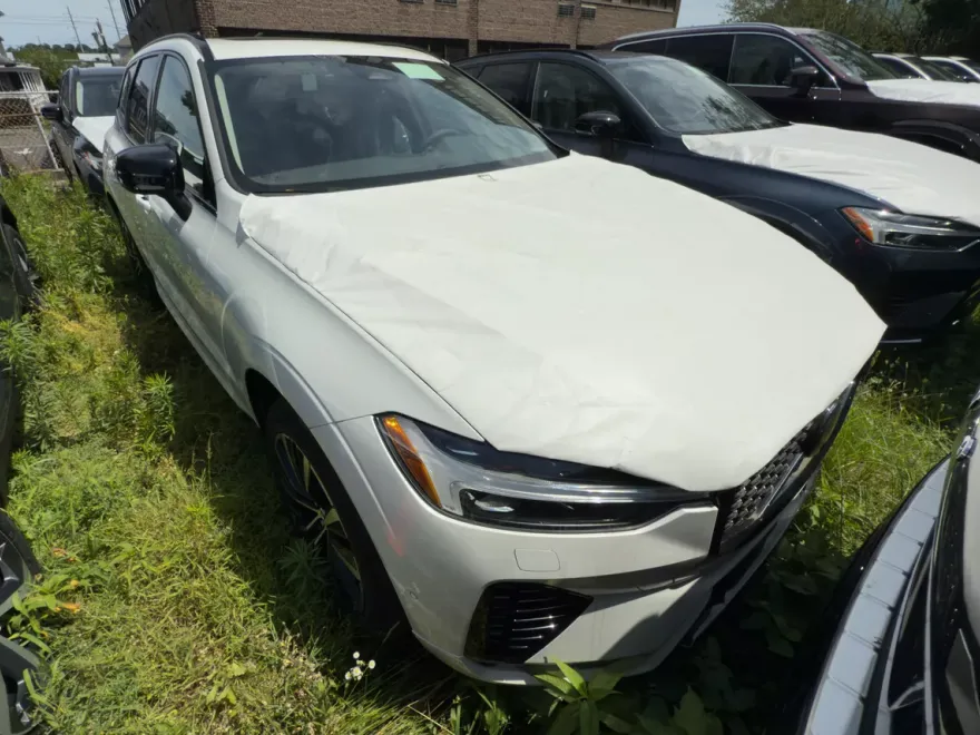 2025 Volvo XC60 B5 Plus photo 1