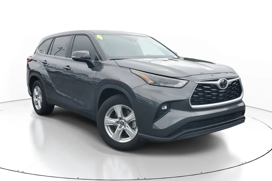 2024 Toyota Highlander LE photo 1