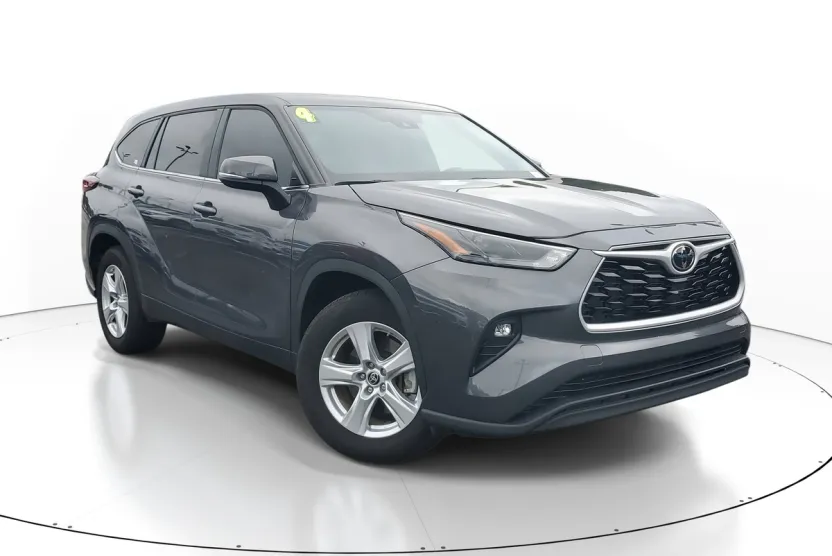 2024 Toyota Highlander LE photo 1