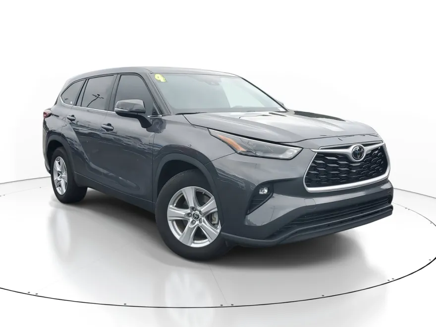 2024 Toyota Highlander LE photo 1