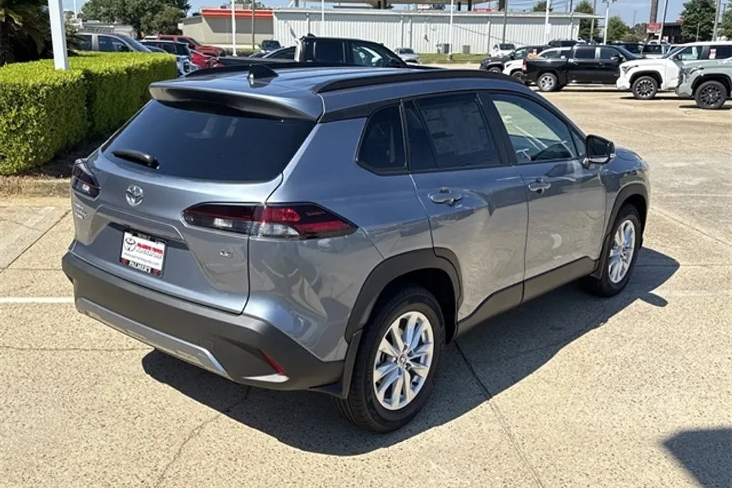 2026 Toyota Corolla Cross LE photo 1