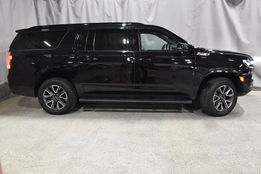 2023 Chevrolet Suburban Z71 photo 1