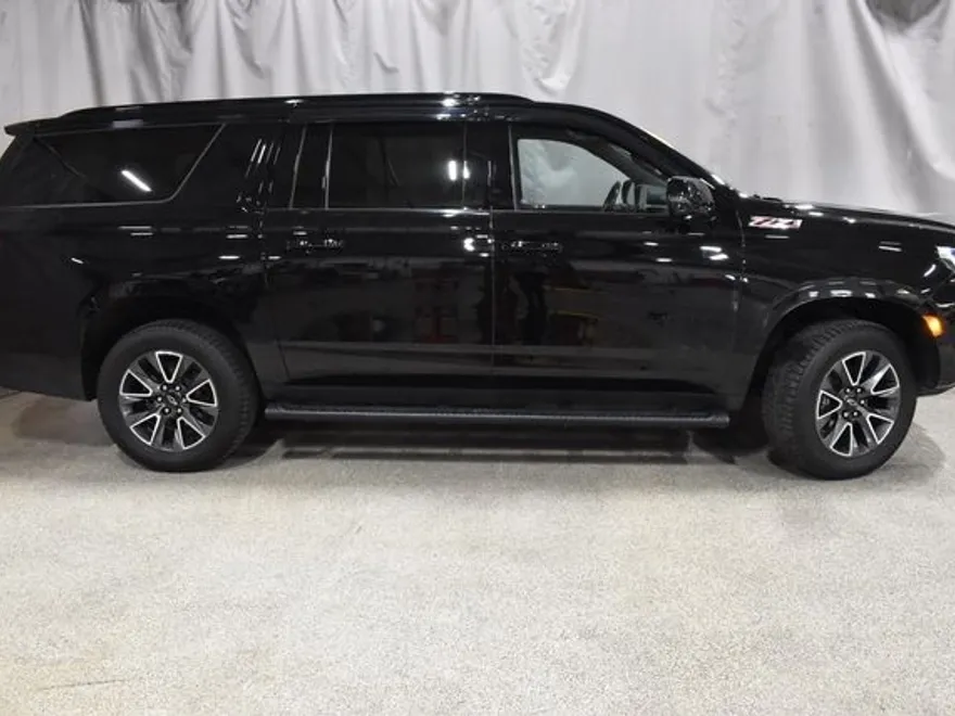 2023 Chevrolet Suburban Z71 photo 1