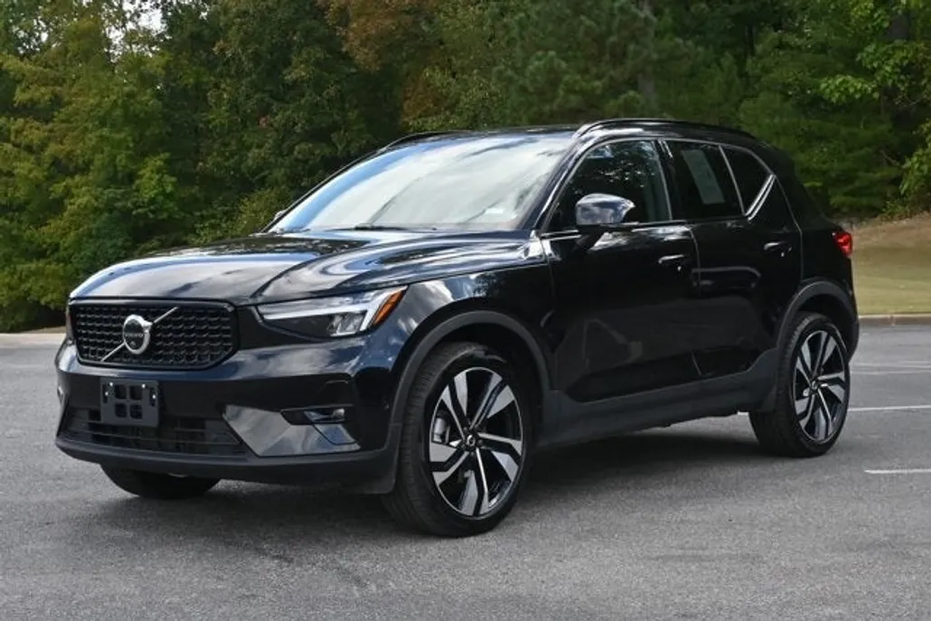 2025 Volvo XC40 Plus photo 1