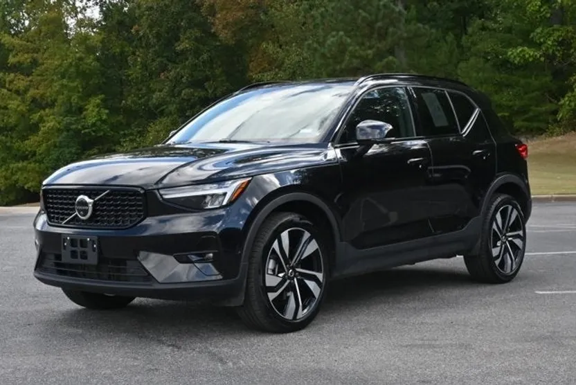 2025 Volvo XC40 Plus photo 1