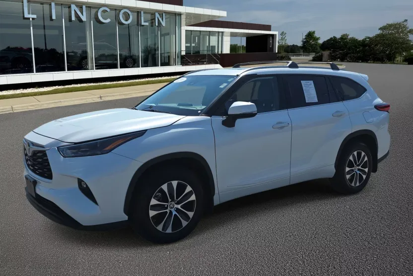 2022 Toyota Highlander XLE photo 1