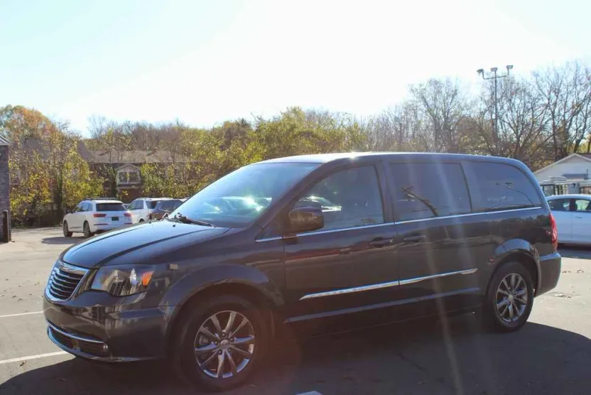 2014 Chrysler Town & Country S photo 1