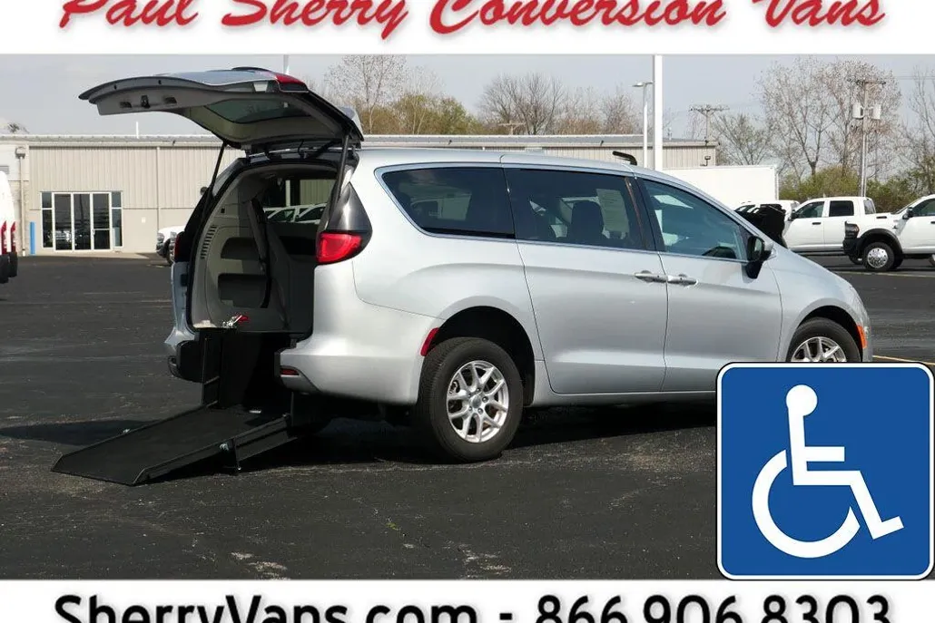 2023 Chrysler Voyager LX photo 1