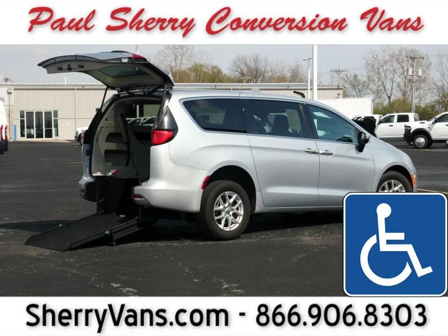 2023 Chrysler Voyager LX photo 1