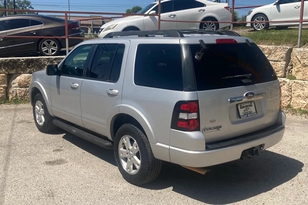 2010 Ford Explorer XLT photo 1