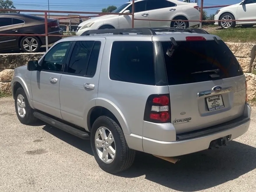 2010 Ford Explorer XLT photo 1