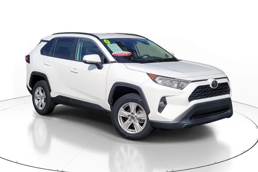 2020 Toyota RAV4 XLE photo 1