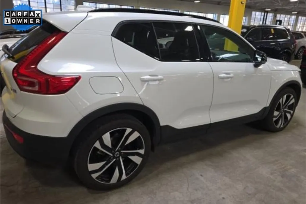 2025 Volvo XC40 Plus photo 1