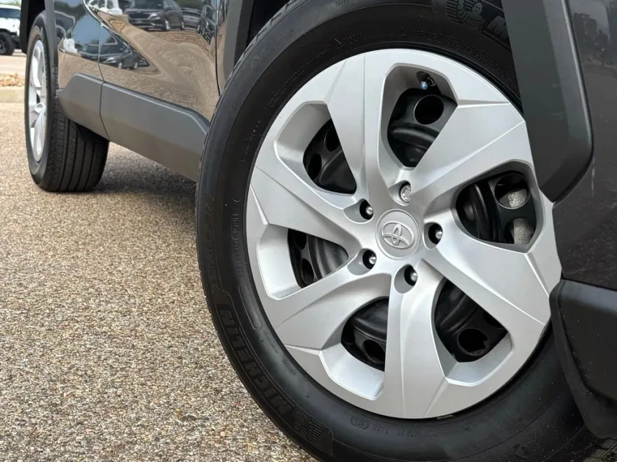 2024 Toyota RAV4 LE photo 1