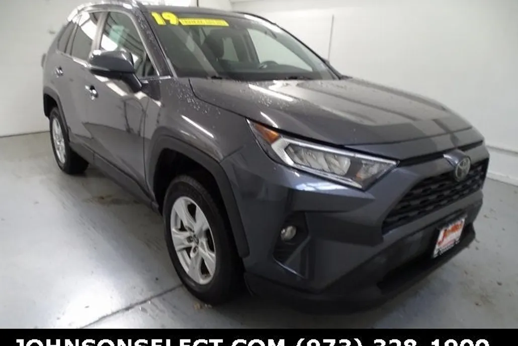 2019 Toyota RAV4 XLE photo 1
