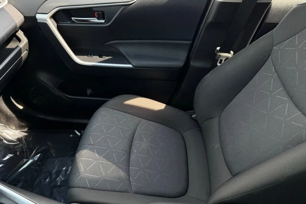 2024 Toyota RAV4 Hybrid XLE photo 1