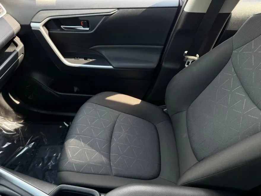 2024 Toyota RAV4 Hybrid XLE photo 1