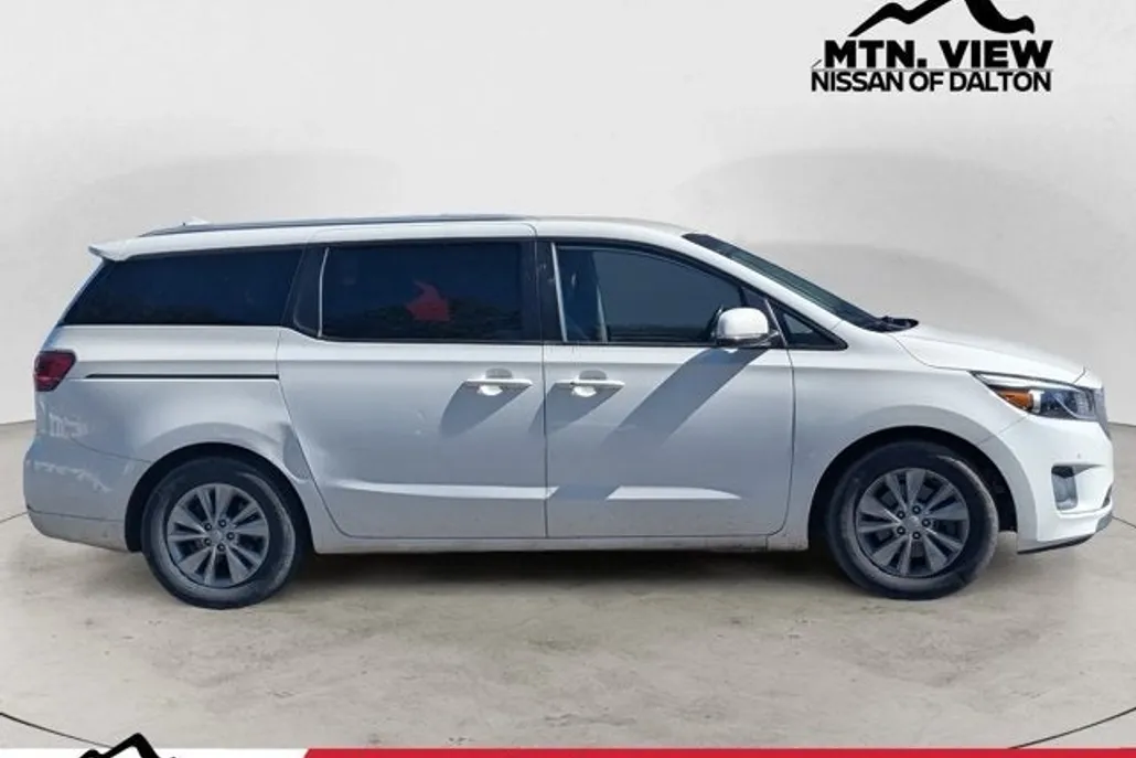 2017 Kia Sedona LX photo 1