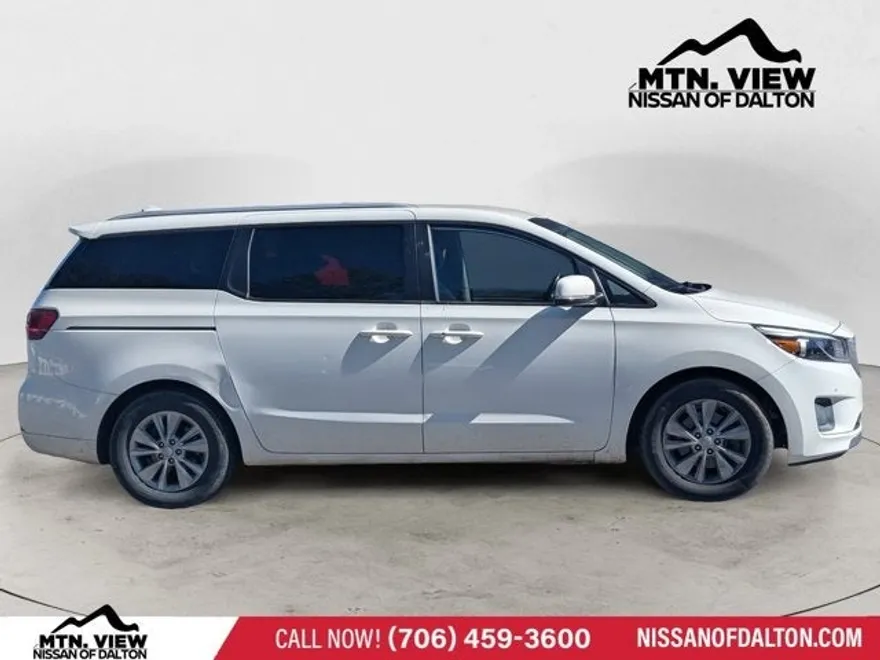 2017 Kia Sedona LX photo 1