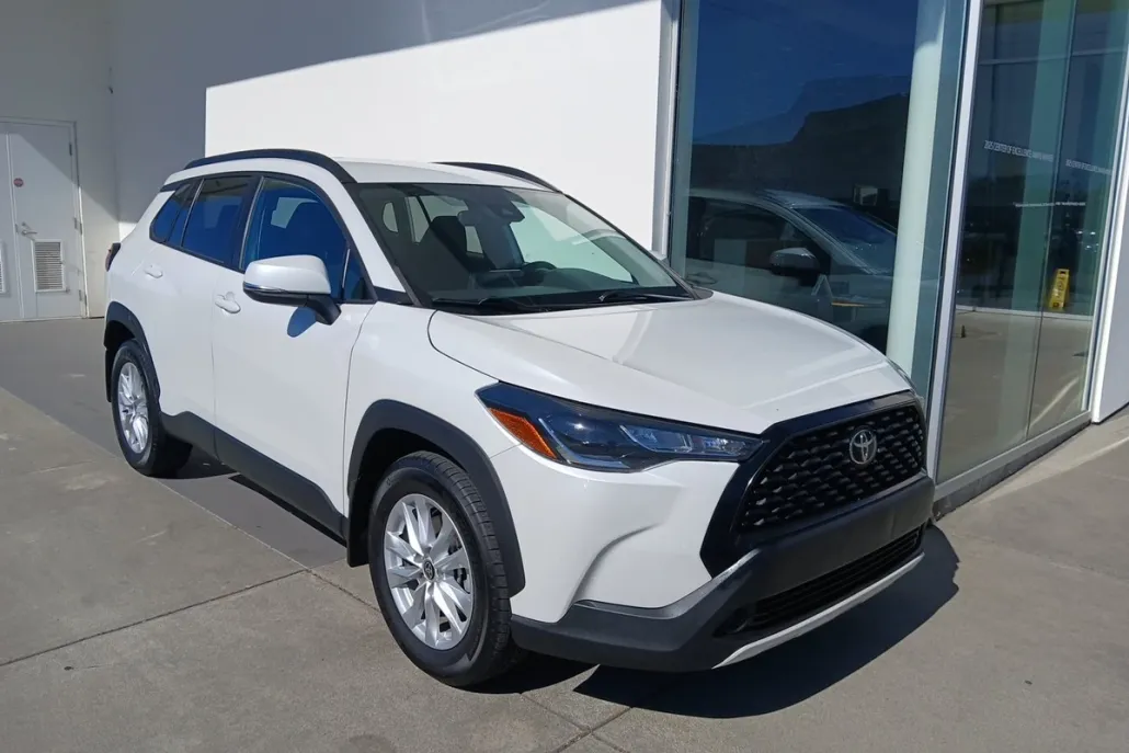 2022 Toyota Corolla Cross LE photo 1