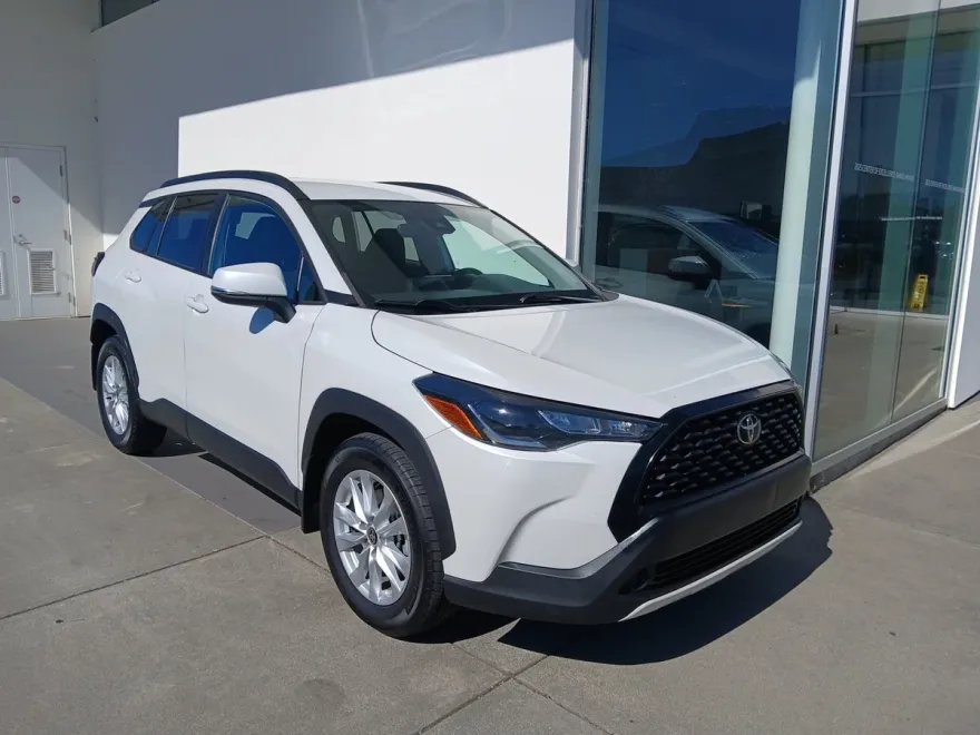 2022 Toyota Corolla Cross LE photo 1