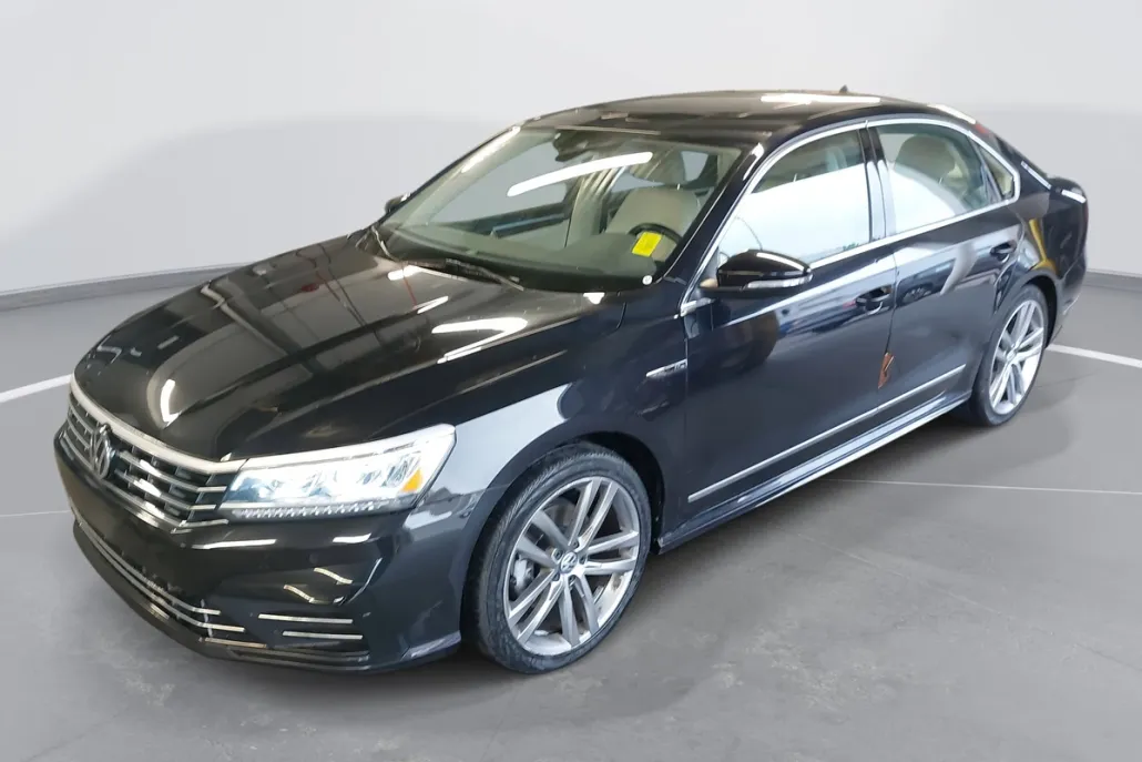 2019 Volkswagen Passat 2.0T SE R-Line photo 1