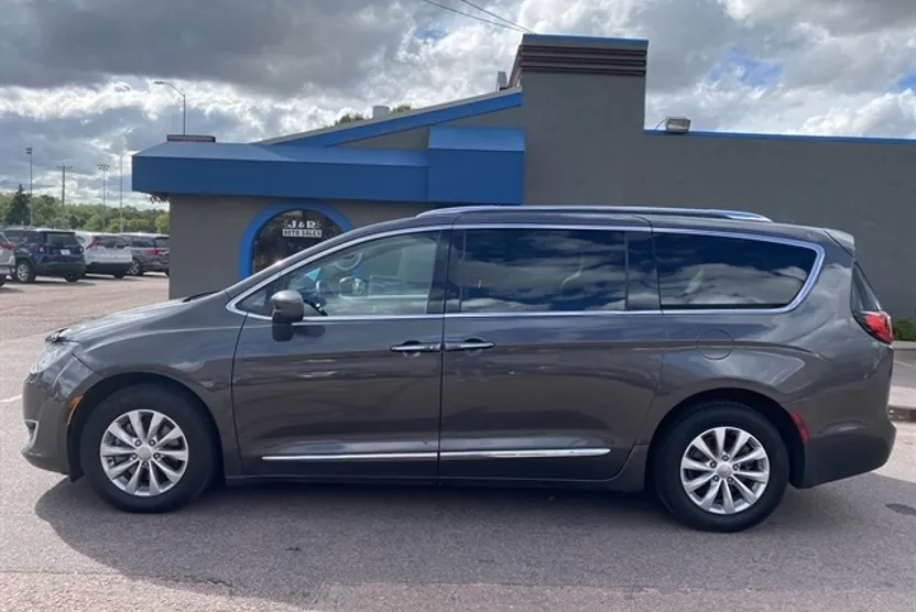 2019 Chrysler Pacifica Touring L photo 1
