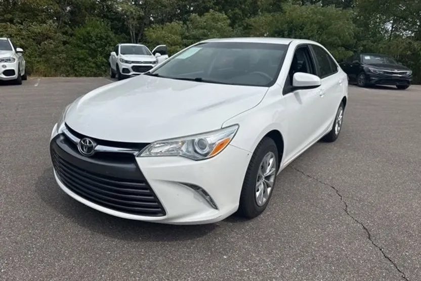 2015 Toyota Camry XLE photo 1