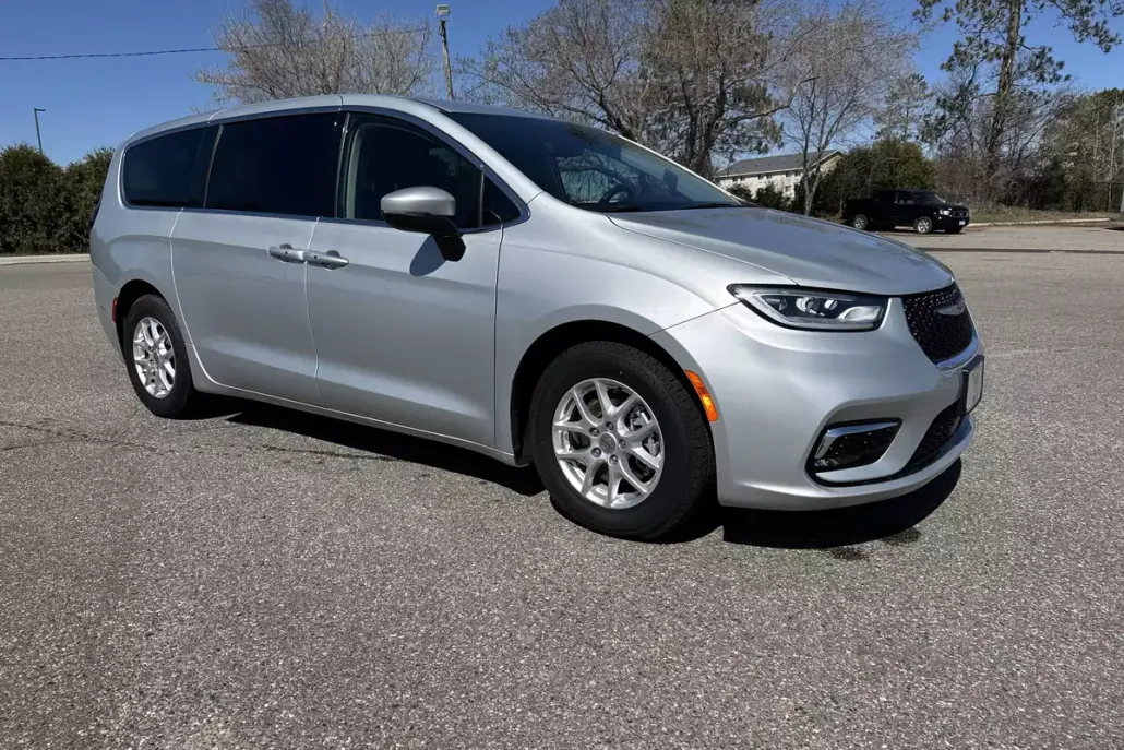 2023 Chrysler Pacifica Touring L photo 1