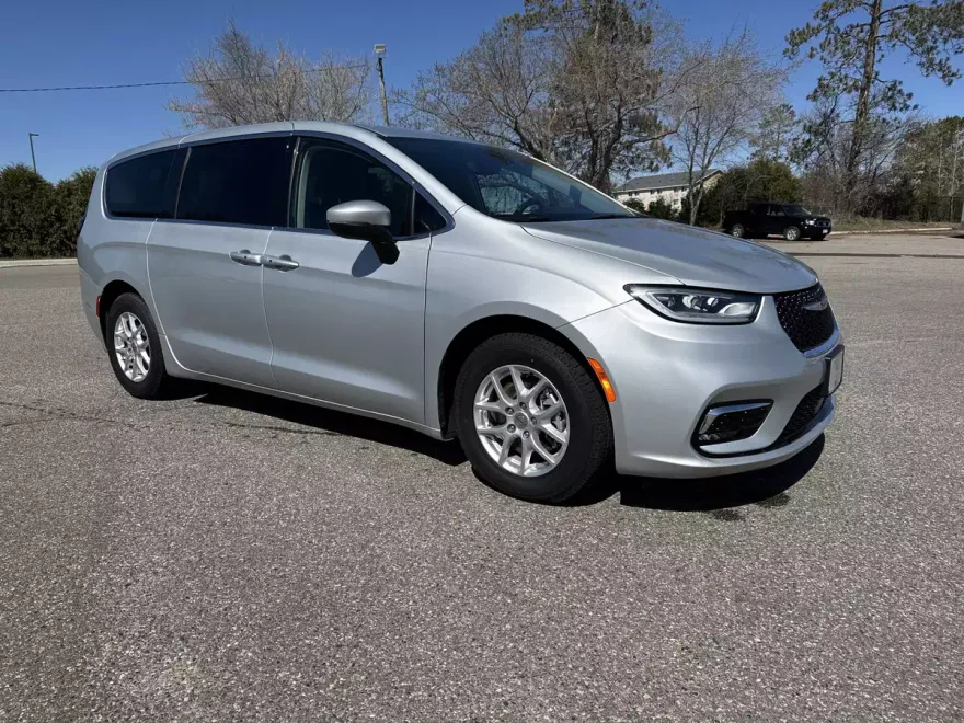 2023 Chrysler Pacifica Touring L photo 1