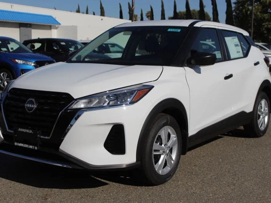 2025 Nissan Kicks Play S photo 1