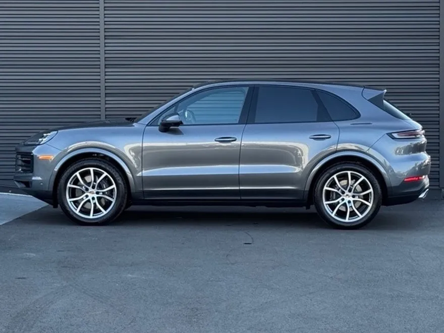 2025 Porsche Cayenne Base photo 1
