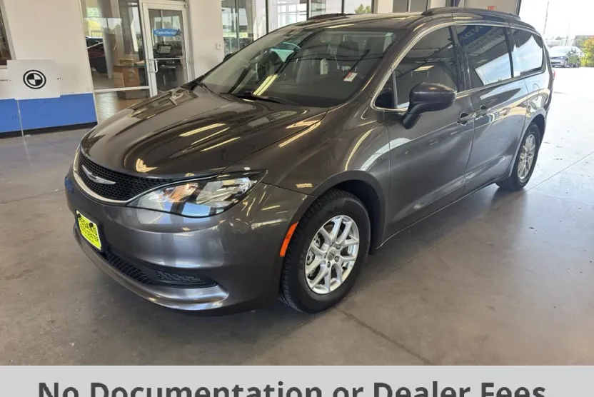 2021 Chrysler Voyager LXi photo 1