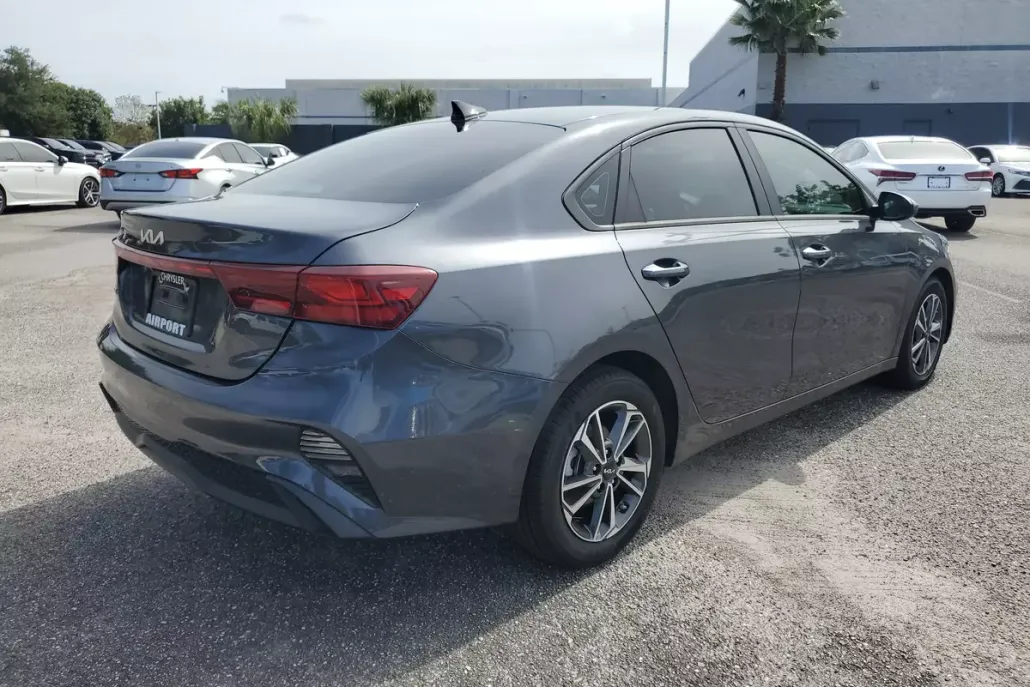 2023 Kia Forte LXS photo 1