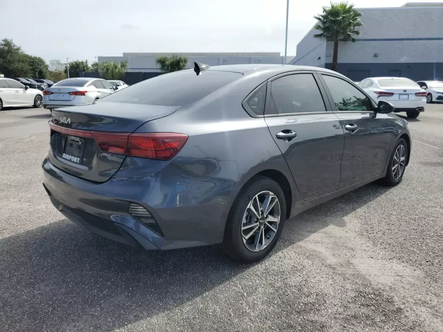2023 Kia Forte LXS photo 1