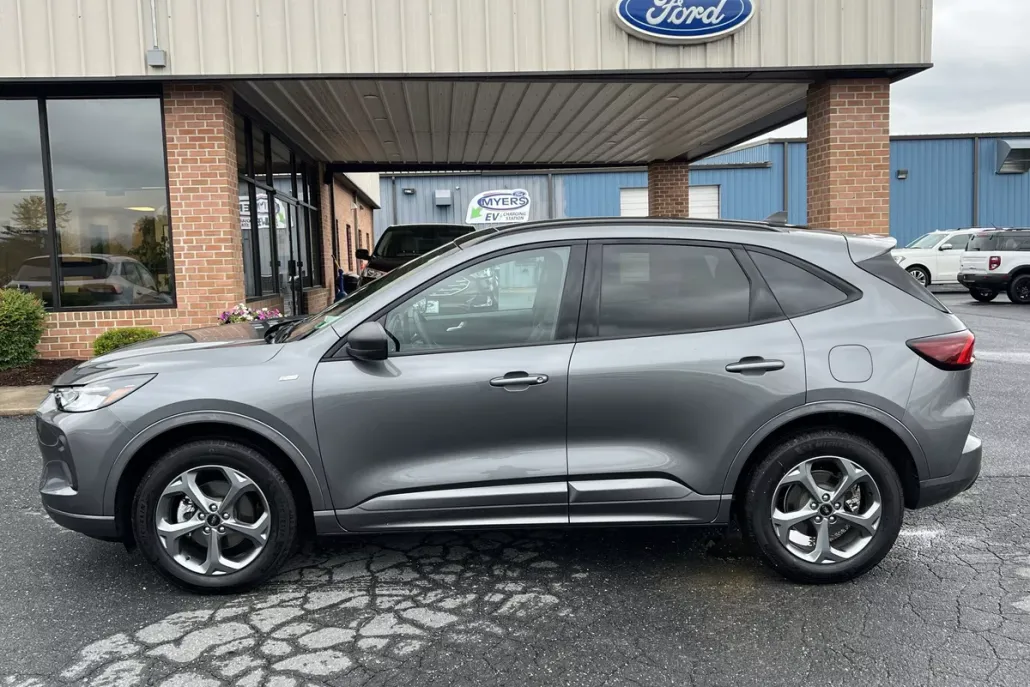 2024 Ford Escape ST-Line photo 1