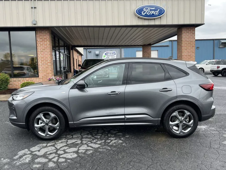 2024 Ford Escape ST-Line photo 1