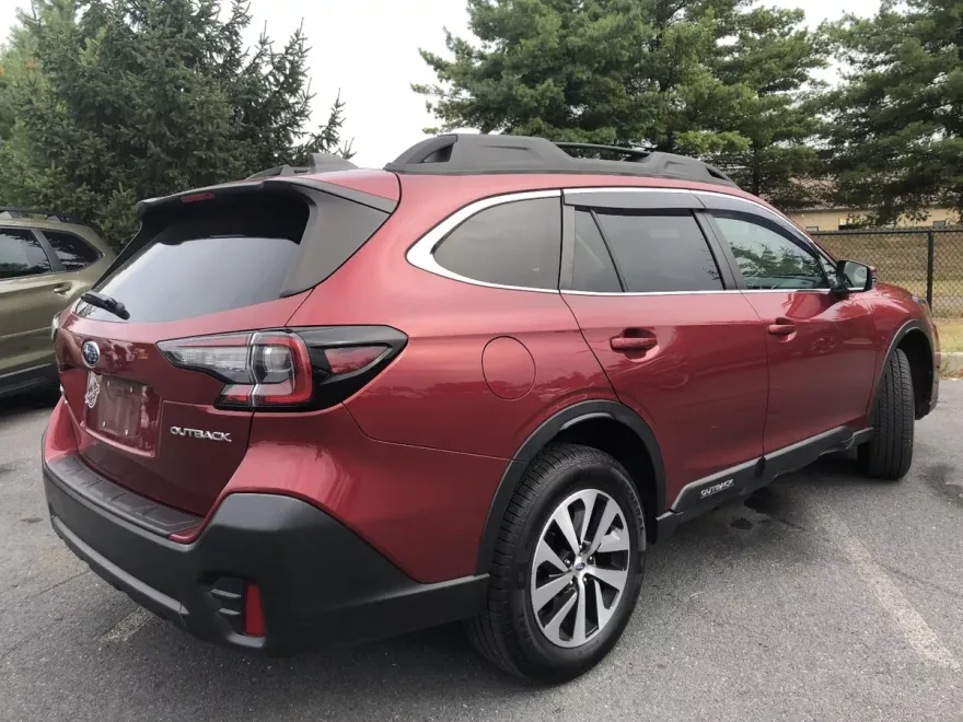 2020 Subaru Outback Premium photo 1