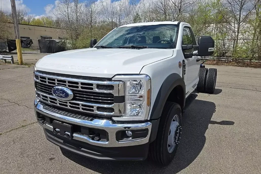 2024 Ford F-600 photo 1