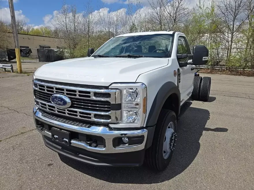 2024 Ford F-600 photo 1