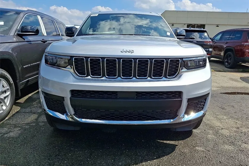 2025 Jeep Grand Cherokee Laredo photo 1