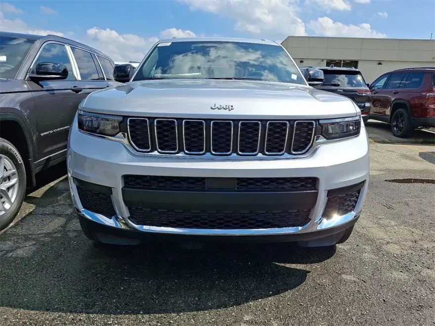 2025 Jeep Grand Cherokee Laredo photo 1