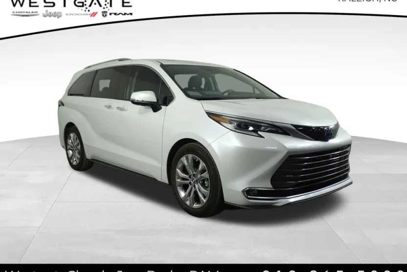2022 Toyota Sienna Platinum photo 1