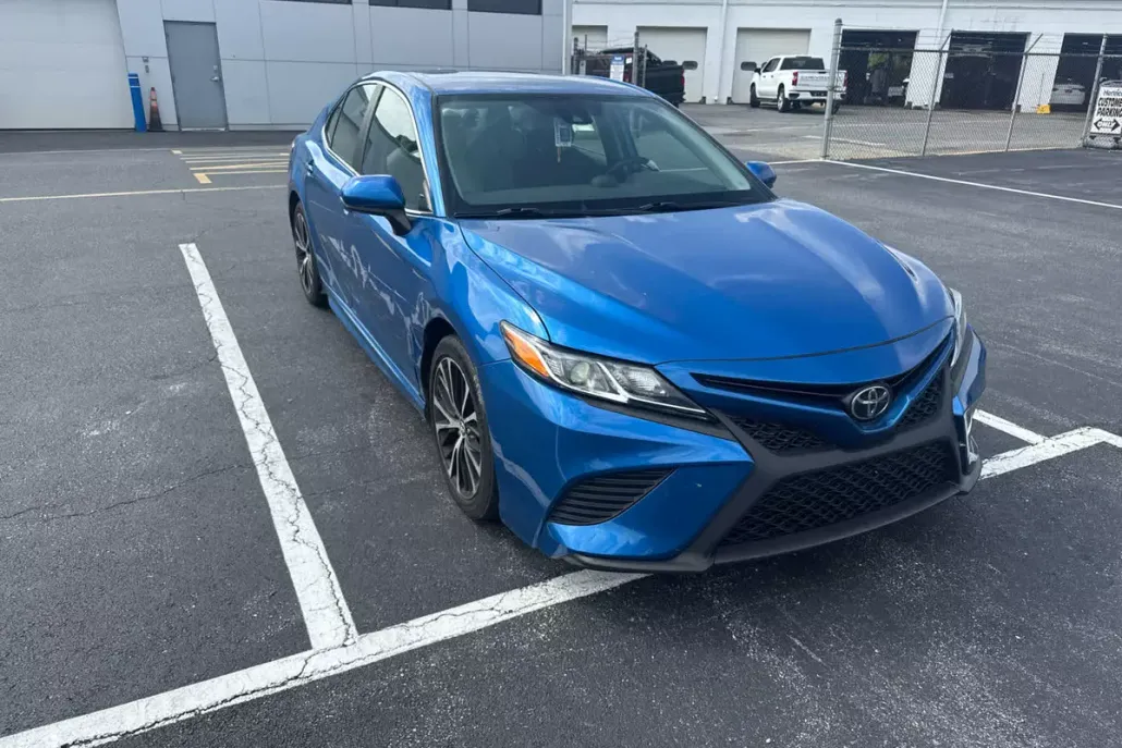 2020 Toyota Camry SE photo 1