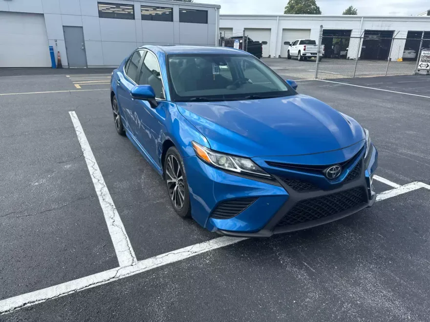 2020 Toyota Camry SE photo 1
