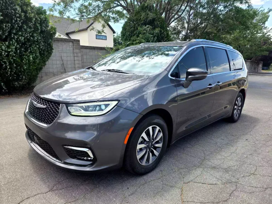 2021 Chrysler Pacifica Touring L photo 1
